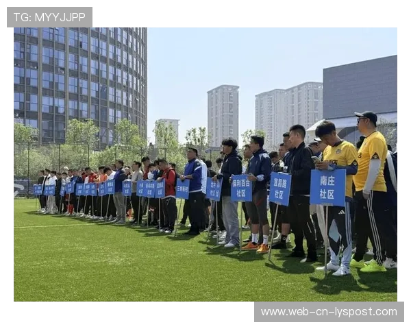 足球俱乐部启动社区足球推广月扩大基层普及，宣传足球俱乐部的句子